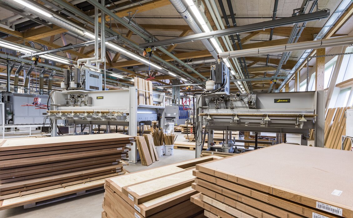 Presses pour les ébauches de portes, toutes les portes extérieures et spéciales sont produites dans la chaîne de production manuelle. | © RIWAG Türen AG